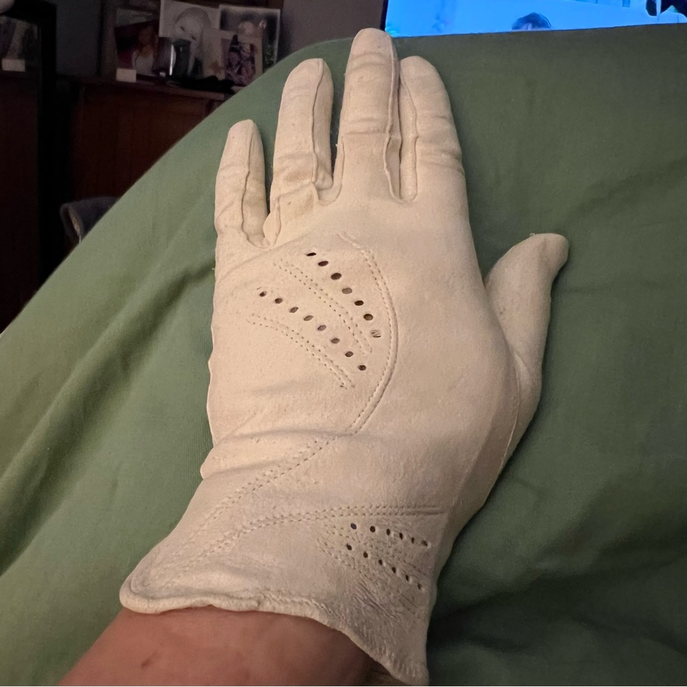 Vintage suede gloves, cream and gorgeous soft suede. In excellent condition.
